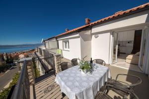 Balkón alebo terasa v ubytovaní Apartments with a swimming pool Crikvenica - 12116