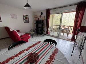 sala de estar con cama y balcón en Appartement Cambo-les-Bains, 2 pièces, 3 personnes - FR-1-495-109, en Cambo-les-Bains