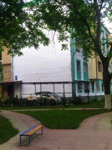 eine Bank in einem Park vor einem Gebäude in der Unterkunft Guli House in Taschkent