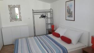 Ένα ή περισσότερα κρεβάτια σε δωμάτιο στο Apartments with a parking space Seget Vranjica, Trogir - 12145