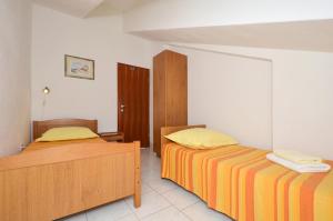 Postel nebo postele na pokoji v ubytování Apartments by the sea Slatine, Ciovo - 12176
