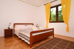 Postel nebo postele na pokoji v ubytování Apartments by the sea Slatine, Ciovo - 12176