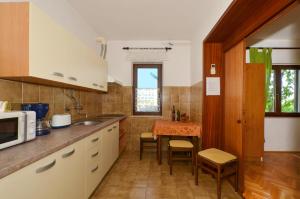Kuchyň nebo kuchyňský kout v ubytování Apartments by the sea Slatine, Ciovo - 12176