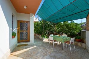 Zahrada ubytování Apartments by the sea Slatine, Ciovo - 12176