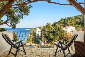 un patio con 2 sillas y vistas al océano en Apartments by the sea Basina, Hvar - 11817 en Vrbanj