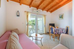 uma sala de estar com um sofá e uma mesa em Apartments by the sea Basina, Hvar - 11817 em Vrbanj