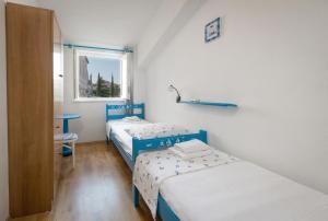 Posteľ alebo postele v izbe v ubytovaní Apartments by the sea Baska Voda, Makarska - 12209