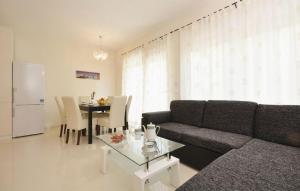 ein Wohnzimmer mit einem Sofa und einem Tisch in der Unterkunft Apartments with a parking space Zadar - 12203 in Zadar