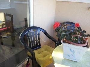 een tafel en een stoel met een potplant erop bij Apartments with a parking space Vodice - 12206 in Vodice +7 foto's