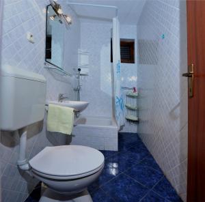 ein weißes Badezimmer mit Toilette und Waschbecken in der Unterkunft Seaside house for families with children Zatoglav, Rogoznica - 12212 in Rogoznica + 18 Fotos