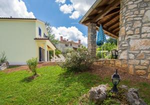 Aed väljaspool majutusasutust Family friendly house with a swimming pool Krsan - Vlasici, Central Istria - Sredisnja Istra - 12224