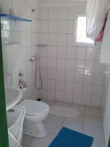 Koupelna v ubytování Secluded family friendly house Milna, Brac - 12229