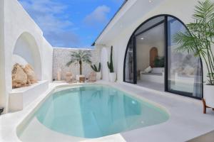 Bohemian Jogja Villas with Private Pool内部或周边的泳池