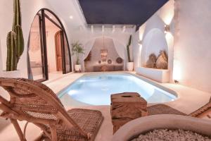 Bohemian Jogja Villas with Private Pool内部或周边的泳池