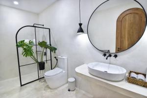 Bohemian Jogja Villas with Private Pool的一间浴室