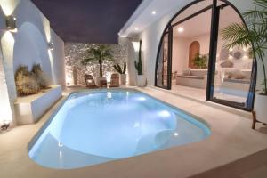 Bohemian Jogja Villas with Private Pool内部或周边的泳池