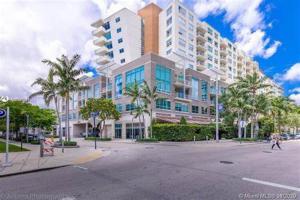 un gran edificio con palmeras y una calle en Wonderful 1 bedroom condo in Midtown. en Miami