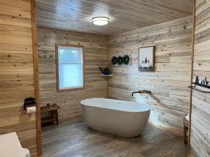 Koupelna v ubytování Alaska Knotty Pine B&B