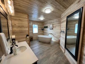 Koupelna v ubytování Alaska Knotty Pine B&B + 37 fotografií