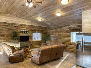 Posezení v ubytování Alaska Knotty Pine B&B