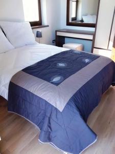 niebieski koc na łóżku w sypialni w obiekcie Apartament "Rezydencja Park" w Mielnie w mieście Mielno