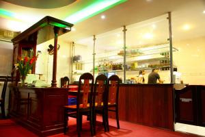 a restaurant with a bar with people in the kitchen at Minh Kieu Hotel in Mỹ Tho