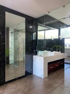 La salle de bains est pourvue d'une douche en verre et d'un lavabo. dans l'établissement Casa Joseffa, à Fresnillo de González Echeverría