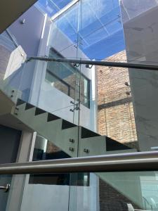 um reflexo de uma escada num edifício de vidro em Casa Joseffa em Fresnillo de González Echeverría