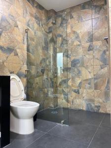 Fresnillo de González EcheverríaにあるCasa Joseffaのバスルーム(トイレ、ガラス張りのシャワー付)