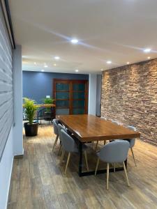 een eetkamer met een houten tafel en stoelen bij Casa Joseffa in Fresnillo de González Echeverría