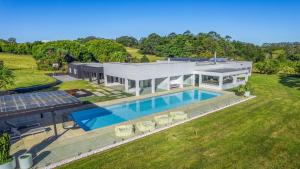 una vista aérea de una casa con piscina en Amileka - luxury 25 acre estate with pool, en Federal