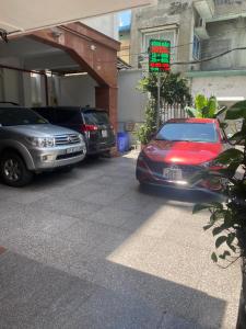 zwei Autos stehen auf einem Parkplatz. in der Unterkunft Song Cau Hotel in Ho-Chi-Minh-Stadt