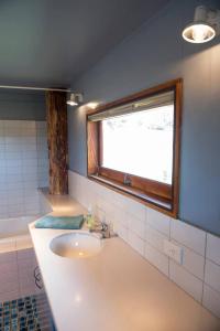 a bathroom with a sink and a window at Vineyard Stay - 15 mins to city 7 mins to airport in Cambridge