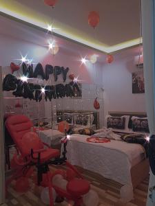 una camera da letto con un cartello di buon compleanno e un letto di Tina 2 Hotel a Cái Răng