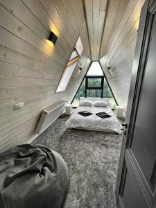 een slaapkamer met 2 bedden in een kamer met een raam bij Cabana Mario in Păltinoasa