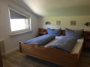 a bedroom with two beds and a window at Pension Hilde Ferienwohnung in Sulzberg