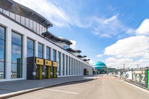 una calle vacía delante de un edificio en CAPS LOCK Airport Hotel en Astaná