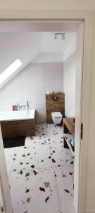 een badkamer met een toilet, een bad en een wastafel bij Ranczo Bosikowo in Kłyżówka