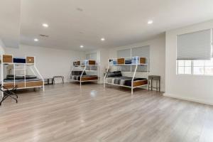 Fitness centrum a/nebo fitness zařízení v ubytování Large 5 bedroom charmer wIth pool