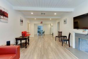 TV a/nebo společenská místnost v ubytování Large 5 bedroom charmer wIth pool