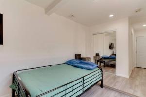 Postel nebo postele na pokoji v ubytování Large 5 bedroom charmer wIth pool
