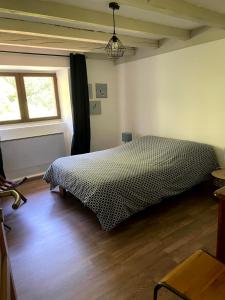 Postel nebo postele na pokoji v ubytování Gîte des Sausses dans une nature préservée Burzet + 10 fotografií