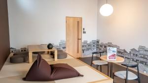 um quarto com uma mesa, cadeiras e edifícios em Rakuten STAY Hakata Gion 202 - Rakuten Ichiba Collaboration Room - em Fukuoka