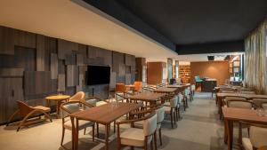 ibis Bengaluru Hebbal - An Accor Brand的电视和/或娱乐中心