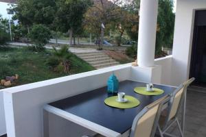 una mesa negra con 2 tazas y sillas en un patio en PiedraNegra, apartamento completo con patio, terraza y BBQ, en Rodalquilar