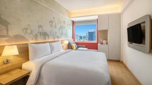 ibis Bengaluru Hebbal - An Accor Brand的电视和/或娱乐中心