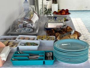 einem Tisch mit Tellern und anderen Lebensmitteln darauf in der Unterkunft Miriasol Bed and Breakfast in Capo Vaticano