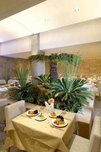 un restaurante con una mesa con platos de comida. en Ontur Izmir Otel en İzmir