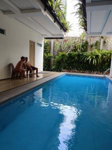 Piscina de la sau aproape de Rion Hostel Bogor