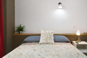 ein Schlafzimmer mit einem Bett und einem Kissen darauf in der Unterkunft Estudio Massimo 7d in Las Palmas de Gran Canaria